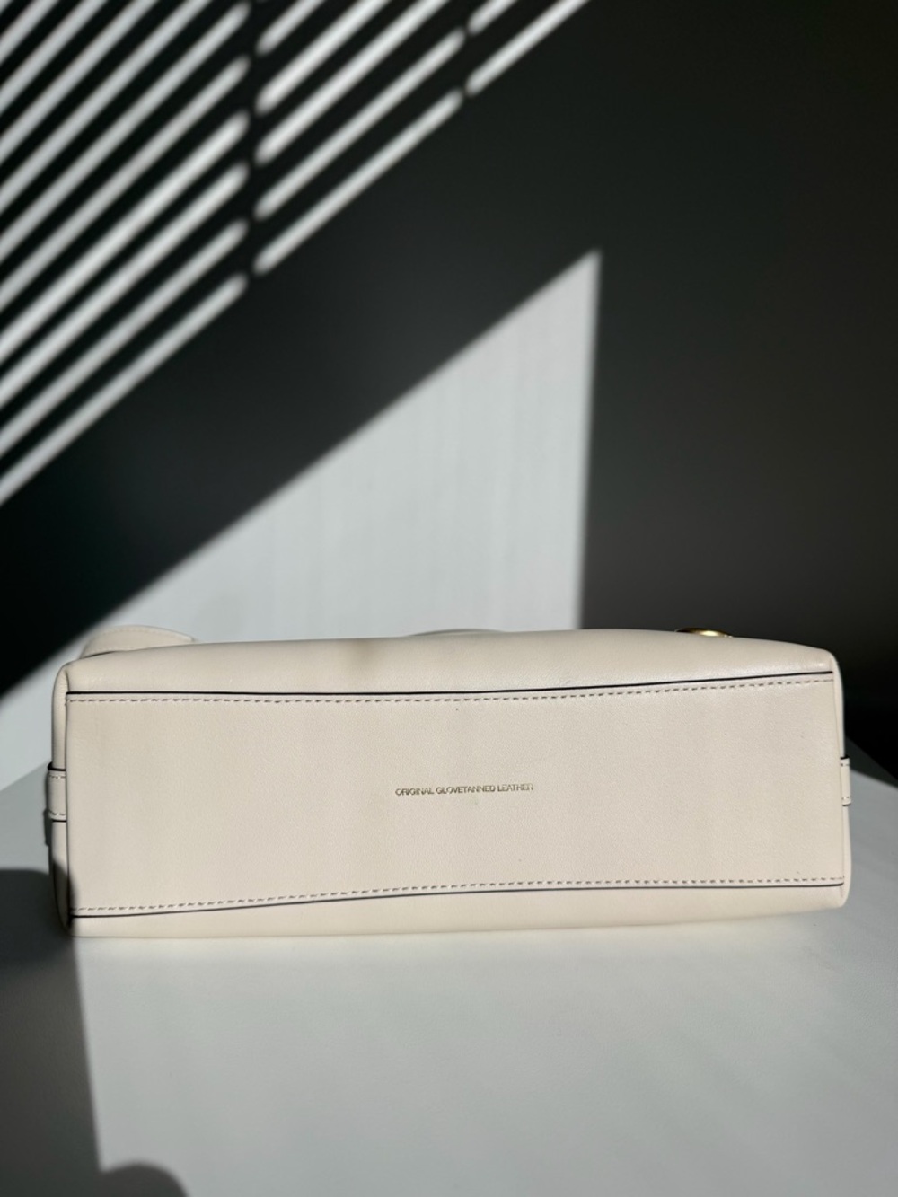 Coach Cream Leather Shoulder Bag with Gold Chain - Picture 5 of 6